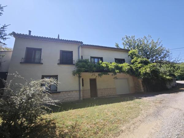 Maison individuelle avec garage et grand jardin
