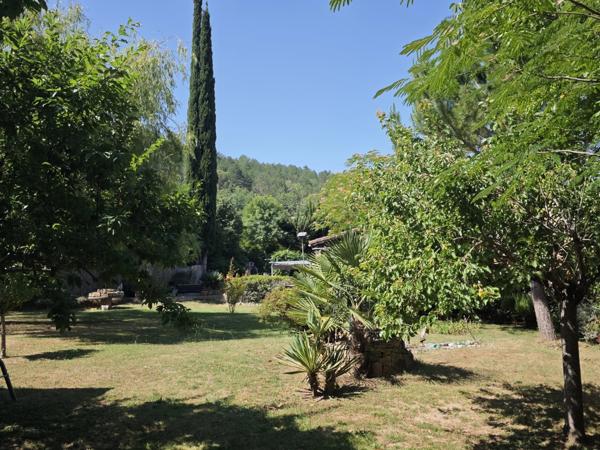 Maison individuelle avec garage et grand jardin