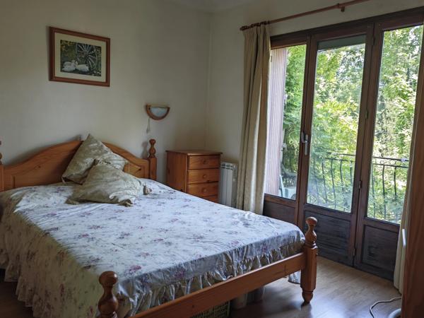 Maison individuelle avec garage et grand jardin