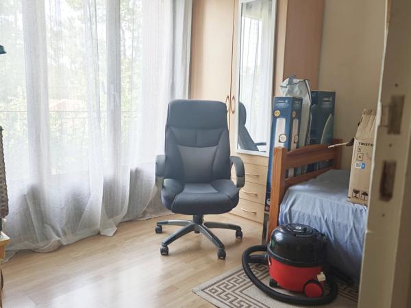 Maison individuelle avec garage et grand jardin