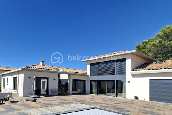 Découvrez cette somptueuse maison de 500 m² nichée en pleine campagne d'Aix-en-Provence, offrant un cadre de vie apaisant et raffiné. Cette propriété promet un style de vie luxueux avec ses espaces généreux et modernes.

Dotée de 12 pièces, dont 4 chambres, avec très belle suite parentale de 60m² environ. Cette maison sur 2 niveaux de plain-pied chacun, construite en 2021, propose une grande salle de séjour lumineuse avec une belle cheminée, une cuisine americaine équipée moderne avec îlot et 2 salles de d'eau wc. Profitez d'une superbe terrasse de 100m²Ouest, d'une piscine à débordements, sécurisée, d'une vue dégagée sur les collines du pays d'Aix et d'un environnement sans vis-à-vis pour des moments de détente tout en étant proche du centre ville.

Sécurisée et équipée d'une alarme avec enfumage, avec de nombreux stationnements, cette maison moderne et provençale à la fois, allie confort et praticité dans un quartier résidentiel calme. P’acher chauffant/rafraîchissant pompe à chaleur chauffe-eau thermodynamique 250l et cumulus 200l, Proche de toutes commodités y compris les transports, cette propriété est un véritable coup de cœur, avec une taxe foncière de 7000 €. Ne manquez pas votre chance de vivre l'exceptionnel à Aix-en-Provence.