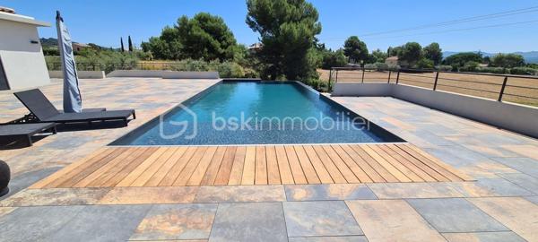 Découvrez cette somptueuse maison de 500 m² nichée en pleine campagne d'Aix-en-Provence, offrant un cadre de vie apaisant et raffiné. Cette propriété promet un style de vie luxueux avec ses espaces généreux et modernes.

Dotée de 12 pièces, dont 4 chambres, avec très belle suite parentale de 60m² environ. Cette maison sur 2 niveaux de plain-pied chacun, construite en 2021, propose une grande salle de séjour lumineuse avec une belle cheminée, une cuisine americaine équipée moderne avec îlot et 2 salles de d'eau wc. Profitez d'une superbe terrasse de 100m²Ouest, d'une piscine à débordements, sécurisée, d'une vue dégagée sur les collines du pays d'Aix et d'un environnement sans vis-à-vis pour des moments de détente tout en étant proche du centre ville.

Sécurisée et équipée d'une alarme avec enfumage, avec de nombreux stationnements, cette maison moderne et provençale à la fois, allie confort et praticité dans un quartier résidentiel calme. P’acher chauffant/rafraîchissant pompe à chaleur chauffe-eau thermodynamique 250l et cumulus 200l, Proche de toutes commodités y compris les transports, cette propriété est un véritable coup de cœur, avec une taxe foncière de 7000 €. Ne manquez pas votre chance de vivre l'exceptionnel à Aix-en-Provence.