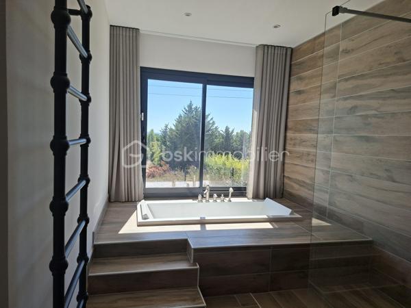 Découvrez cette somptueuse maison de 500 m² nichée en pleine campagne d'Aix-en-Provence, offrant un cadre de vie apaisant et raffiné. Cette propriété promet un style de vie luxueux avec ses espaces généreux et modernes.

Dotée de 12 pièces, dont 4 chambres, avec très belle suite parentale de 60m² environ. Cette maison sur 2 niveaux de plain-pied chacun, construite en 2021, propose une grande salle de séjour lumineuse avec une belle cheminée, une cuisine americaine équipée moderne avec îlot et 2 salles de d'eau wc. Profitez d'une superbe terrasse de 100m²Ouest, d'une piscine à débordements, sécurisée, d'une vue dégagée sur les collines du pays d'Aix et d'un environnement sans vis-à-vis pour des moments de détente tout en étant proche du centre ville.

Sécurisée et équipée d'une alarme avec enfumage, avec de nombreux stationnements, cette maison moderne et provençale à la fois, allie confort et praticité dans un quartier résidentiel calme. P’acher chauffant/rafraîchissant pompe à chaleur chauffe-eau thermodynamique 250l et cumulus 200l, Proche de toutes commodités y compris les transports, cette propriété est un véritable coup de cœur, avec une taxe foncière de 7000 €. Ne manquez pas votre chance de vivre l'exceptionnel à Aix-en-Provence.