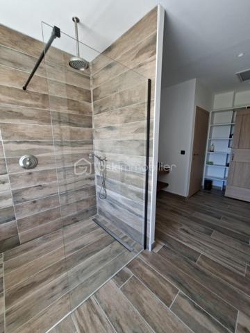 Découvrez cette somptueuse maison de 500 m² nichée en pleine campagne d'Aix-en-Provence, offrant un cadre de vie apaisant et raffiné. Cette propriété promet un style de vie luxueux avec ses espaces généreux et modernes.

Dotée de 12 pièces, dont 4 chambres, avec très belle suite parentale de 60m² environ. Cette maison sur 2 niveaux de plain-pied chacun, construite en 2021, propose une grande salle de séjour lumineuse avec une belle cheminée, une cuisine americaine équipée moderne avec îlot et 2 salles de d'eau wc. Profitez d'une superbe terrasse de 100m²Ouest, d'une piscine à débordements, sécurisée, d'une vue dégagée sur les collines du pays d'Aix et d'un environnement sans vis-à-vis pour des moments de détente tout en étant proche du centre ville.

Sécurisée et équipée d'une alarme avec enfumage, avec de nombreux stationnements, cette maison moderne et provençale à la fois, allie confort et praticité dans un quartier résidentiel calme. P’acher chauffant/rafraîchissant pompe à chaleur chauffe-eau thermodynamique 250l et cumulus 200l, Proche de toutes commodités y compris les transports, cette propriété est un véritable coup de cœur, avec une taxe foncière de 7000 €. Ne manquez pas votre chance de vivre l'exceptionnel à Aix-en-Provence.