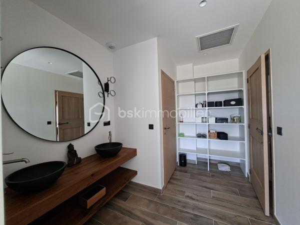 Découvrez cette somptueuse maison de 500 m² nichée en pleine campagne d'Aix-en-Provence, offrant un cadre de vie apaisant et raffiné. Cette propriété promet un style de vie luxueux avec ses espaces généreux et modernes.

Dotée de 12 pièces, dont 4 chambres, avec très belle suite parentale de 60m² environ. Cette maison sur 2 niveaux de plain-pied chacun, construite en 2021, propose une grande salle de séjour lumineuse avec une belle cheminée, une cuisine americaine équipée moderne avec îlot et 2 salles de d'eau wc. Profitez d'une superbe terrasse de 100m²Ouest, d'une piscine à débordements, sécurisée, d'une vue dégagée sur les collines du pays d'Aix et d'un environnement sans vis-à-vis pour des moments de détente tout en étant proche du centre ville.

Sécurisée et équipée d'une alarme avec enfumage, avec de nombreux stationnements, cette maison moderne et provençale à la fois, allie confort et praticité dans un quartier résidentiel calme. P’acher chauffant/rafraîchissant pompe à chaleur chauffe-eau thermodynamique 250l et cumulus 200l, Proche de toutes commodités y compris les transports, cette propriété est un véritable coup de cœur, avec une taxe foncière de 7000 €. Ne manquez pas votre chance de vivre l'exceptionnel à Aix-en-Provence.