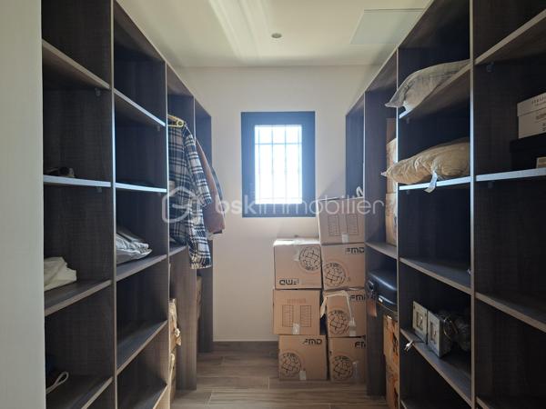 Découvrez cette somptueuse maison de 500 m² nichée en pleine campagne d'Aix-en-Provence, offrant un cadre de vie apaisant et raffiné. Cette propriété promet un style de vie luxueux avec ses espaces généreux et modernes.

Dotée de 12 pièces, dont 4 chambres, avec très belle suite parentale de 60m² environ. Cette maison sur 2 niveaux de plain-pied chacun, construite en 2021, propose une grande salle de séjour lumineuse avec une belle cheminée, une cuisine americaine équipée moderne avec îlot et 2 salles de d'eau wc. Profitez d'une superbe terrasse de 100m²Ouest, d'une piscine à débordements, sécurisée, d'une vue dégagée sur les collines du pays d'Aix et d'un environnement sans vis-à-vis pour des moments de détente tout en étant proche du centre ville.

Sécurisée et équipée d'une alarme avec enfumage, avec de nombreux stationnements, cette maison moderne et provençale à la fois, allie confort et praticité dans un quartier résidentiel calme. P’acher chauffant/rafraîchissant pompe à chaleur chauffe-eau thermodynamique 250l et cumulus 200l, Proche de toutes commodités y compris les transports, cette propriété est un véritable coup de cœur, avec une taxe foncière de 7000 €. Ne manquez pas votre chance de vivre l'exceptionnel à Aix-en-Provence.