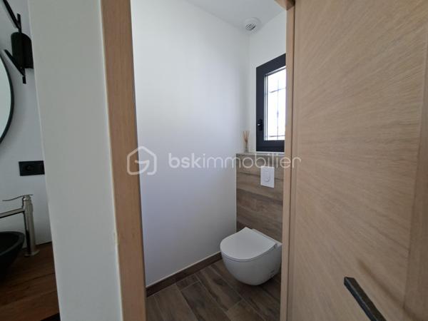 Découvrez cette somptueuse maison de 500 m² nichée en pleine campagne d'Aix-en-Provence, offrant un cadre de vie apaisant et raffiné. Cette propriété promet un style de vie luxueux avec ses espaces généreux et modernes.

Dotée de 12 pièces, dont 4 chambres, avec très belle suite parentale de 60m² environ. Cette maison sur 2 niveaux de plain-pied chacun, construite en 2021, propose une grande salle de séjour lumineuse avec une belle cheminée, une cuisine americaine équipée moderne avec îlot et 2 salles de d'eau wc. Profitez d'une superbe terrasse de 100m²Ouest, d'une piscine à débordements, sécurisée, d'une vue dégagée sur les collines du pays d'Aix et d'un environnement sans vis-à-vis pour des moments de détente tout en étant proche du centre ville.

Sécurisée et équipée d'une alarme avec enfumage, avec de nombreux stationnements, cette maison moderne et provençale à la fois, allie confort et praticité dans un quartier résidentiel calme. P’acher chauffant/rafraîchissant pompe à chaleur chauffe-eau thermodynamique 250l et cumulus 200l, Proche de toutes commodités y compris les transports, cette propriété est un véritable coup de cœur, avec une taxe foncière de 7000 €. Ne manquez pas votre chance de vivre l'exceptionnel à Aix-en-Provence.