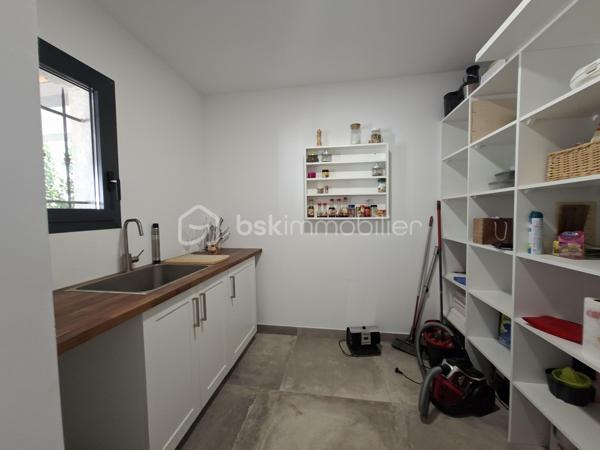 Découvrez cette somptueuse maison de 500 m² nichée en pleine campagne d'Aix-en-Provence, offrant un cadre de vie apaisant et raffiné. Cette propriété promet un style de vie luxueux avec ses espaces généreux et modernes.

Dotée de 12 pièces, dont 4 chambres, avec très belle suite parentale de 60m² environ. Cette maison sur 2 niveaux de plain-pied chacun, construite en 2021, propose une grande salle de séjour lumineuse avec une belle cheminée, une cuisine americaine équipée moderne avec îlot et 2 salles de d'eau wc. Profitez d'une superbe terrasse de 100m²Ouest, d'une piscine à débordements, sécurisée, d'une vue dégagée sur les collines du pays d'Aix et d'un environnement sans vis-à-vis pour des moments de détente tout en étant proche du centre ville.

Sécurisée et équipée d'une alarme avec enfumage, avec de nombreux stationnements, cette maison moderne et provençale à la fois, allie confort et praticité dans un quartier résidentiel calme. P’acher chauffant/rafraîchissant pompe à chaleur chauffe-eau thermodynamique 250l et cumulus 200l, Proche de toutes commodités y compris les transports, cette propriété est un véritable coup de cœur, avec une taxe foncière de 7000 €. Ne manquez pas votre chance de vivre l'exceptionnel à Aix-en-Provence.