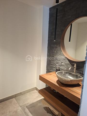 Découvrez cette somptueuse maison de 500 m² nichée en pleine campagne d'Aix-en-Provence, offrant un cadre de vie apaisant et raffiné. Cette propriété promet un style de vie luxueux avec ses espaces généreux et modernes.

Dotée de 12 pièces, dont 4 chambres, avec très belle suite parentale de 60m² environ. Cette maison sur 2 niveaux de plain-pied chacun, construite en 2021, propose une grande salle de séjour lumineuse avec une belle cheminée, une cuisine americaine équipée moderne avec îlot et 2 salles de d'eau wc. Profitez d'une superbe terrasse de 100m²Ouest, d'une piscine à débordements, sécurisée, d'une vue dégagée sur les collines du pays d'Aix et d'un environnement sans vis-à-vis pour des moments de détente tout en étant proche du centre ville.

Sécurisée et équipée d'une alarme avec enfumage, avec de nombreux stationnements, cette maison moderne et provençale à la fois, allie confort et praticité dans un quartier résidentiel calme. P’acher chauffant/rafraîchissant pompe à chaleur chauffe-eau thermodynamique 250l et cumulus 200l, Proche de toutes commodités y compris les transports, cette propriété est un véritable coup de cœur, avec une taxe foncière de 7000 €. Ne manquez pas votre chance de vivre l'exceptionnel à Aix-en-Provence.