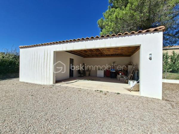 Découvrez cette somptueuse maison de 500 m² nichée en pleine campagne d'Aix-en-Provence, offrant un cadre de vie apaisant et raffiné. Cette propriété promet un style de vie luxueux avec ses espaces généreux et modernes.

Dotée de 12 pièces, dont 4 chambres, avec très belle suite parentale de 60m² environ. Cette maison sur 2 niveaux de plain-pied chacun, construite en 2021, propose une grande salle de séjour lumineuse avec une belle cheminée, une cuisine americaine équipée moderne avec îlot et 2 salles de d'eau wc. Profitez d'une superbe terrasse de 100m²Ouest, d'une piscine à débordements, sécurisée, d'une vue dégagée sur les collines du pays d'Aix et d'un environnement sans vis-à-vis pour des moments de détente tout en étant proche du centre ville.

Sécurisée et équipée d'une alarme avec enfumage, avec de nombreux stationnements, cette maison moderne et provençale à la fois, allie confort et praticité dans un quartier résidentiel calme. P’acher chauffant/rafraîchissant pompe à chaleur chauffe-eau thermodynamique 250l et cumulus 200l, Proche de toutes commodités y compris les transports, cette propriété est un véritable coup de cœur, avec une taxe foncière de 7000 €. Ne manquez pas votre chance de vivre l'exceptionnel à Aix-en-Provence.