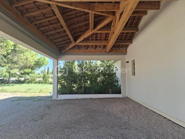 Découvrez cette somptueuse maison de 500 m² nichée en pleine campagne d'Aix-en-Provence, offrant un cadre de vie apaisant et raffiné. Cette propriété promet un style de vie luxueux avec ses espaces généreux et modernes.

Dotée de 12 pièces, dont 4 chambres, avec très belle suite parentale de 60m² environ. Cette maison sur 2 niveaux de plain-pied chacun, construite en 2021, propose une grande salle de séjour lumineuse avec une belle cheminée, une cuisine americaine équipée moderne avec îlot et 2 salles de d'eau wc. Profitez d'une superbe terrasse de 100m²Ouest, d'une piscine à débordements, sécurisée, d'une vue dégagée sur les collines du pays d'Aix et d'un environnement sans vis-à-vis pour des moments de détente tout en étant proche du centre ville.

Sécurisée et équipée d'une alarme avec enfumage, avec de nombreux stationnements, cette maison moderne et provençale à la fois, allie confort et praticité dans un quartier résidentiel calme. P’acher chauffant/rafraîchissant pompe à chaleur chauffe-eau thermodynamique 250l et cumulus 200l, Proche de toutes commodités y compris les transports, cette propriété est un véritable coup de cœur, avec une taxe foncière de 7000 €. Ne manquez pas votre chance de vivre l'exceptionnel à Aix-en-Provence.