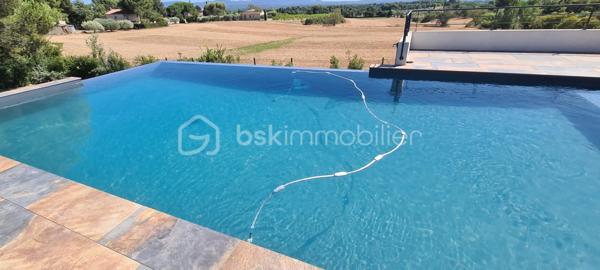Découvrez cette somptueuse maison de 500 m² nichée en pleine campagne d'Aix-en-Provence, offrant un cadre de vie apaisant et raffiné. Cette propriété promet un style de vie luxueux avec ses espaces généreux et modernes.

Dotée de 12 pièces, dont 4 chambres, avec très belle suite parentale de 60m² environ. Cette maison sur 2 niveaux de plain-pied chacun, construite en 2021, propose une grande salle de séjour lumineuse avec une belle cheminée, une cuisine americaine équipée moderne avec îlot et 2 salles de d'eau wc. Profitez d'une superbe terrasse de 100m²Ouest, d'une piscine à débordements, sécurisée, d'une vue dégagée sur les collines du pays d'Aix et d'un environnement sans vis-à-vis pour des moments de détente tout en étant proche du centre ville.

Sécurisée et équipée d'une alarme avec enfumage, avec de nombreux stationnements, cette maison moderne et provençale à la fois, allie confort et praticité dans un quartier résidentiel calme. P’acher chauffant/rafraîchissant pompe à chaleur chauffe-eau thermodynamique 250l et cumulus 200l, Proche de toutes commodités y compris les transports, cette propriété est un véritable coup de cœur, avec une taxe foncière de 7000 €. Ne manquez pas votre chance de vivre l'exceptionnel à Aix-en-Provence.
