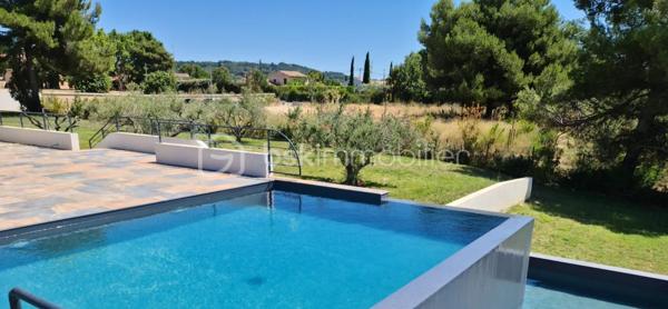 Découvrez cette somptueuse maison de 500 m² nichée en pleine campagne d'Aix-en-Provence, offrant un cadre de vie apaisant et raffiné. Cette propriété promet un style de vie luxueux avec ses espaces généreux et modernes.

Dotée de 12 pièces, dont 4 chambres, avec très belle suite parentale de 60m² environ. Cette maison sur 2 niveaux de plain-pied chacun, construite en 2021, propose une grande salle de séjour lumineuse avec une belle cheminée, une cuisine americaine équipée moderne avec îlot et 2 salles de d'eau wc. Profitez d'une superbe terrasse de 100m²Ouest, d'une piscine à débordements, sécurisée, d'une vue dégagée sur les collines du pays d'Aix et d'un environnement sans vis-à-vis pour des moments de détente tout en étant proche du centre ville.

Sécurisée et équipée d'une alarme avec enfumage, avec de nombreux stationnements, cette maison moderne et provençale à la fois, allie confort et praticité dans un quartier résidentiel calme. P’acher chauffant/rafraîchissant pompe à chaleur chauffe-eau thermodynamique 250l et cumulus 200l, Proche de toutes commodités y compris les transports, cette propriété est un véritable coup de cœur, avec une taxe foncière de 7000 €. Ne manquez pas votre chance de vivre l'exceptionnel à Aix-en-Provence.