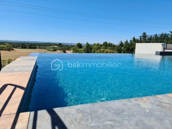 Découvrez cette somptueuse maison de 500 m² nichée en pleine campagne d'Aix-en-Provence, offrant un cadre de vie apaisant et raffiné. Cette propriété promet un style de vie luxueux avec ses espaces généreux et modernes.

Dotée de 12 pièces, dont 4 chambres, avec très belle suite parentale de 60m² environ. Cette maison sur 2 niveaux de plain-pied chacun, construite en 2021, propose une grande salle de séjour lumineuse avec une belle cheminée, une cuisine americaine équipée moderne avec îlot et 2 salles de d'eau wc. Profitez d'une superbe terrasse de 100m²Ouest, d'une piscine à débordements, sécurisée, d'une vue dégagée sur les collines du pays d'Aix et d'un environnement sans vis-à-vis pour des moments de détente tout en étant proche du centre ville.

Sécurisée et équipée d'une alarme avec enfumage, avec de nombreux stationnements, cette maison moderne et provençale à la fois, allie confort et praticité dans un quartier résidentiel calme. P’acher chauffant/rafraîchissant pompe à chaleur chauffe-eau thermodynamique 250l et cumulus 200l, Proche de toutes commodités y compris les transports, cette propriété est un véritable coup de cœur, avec une taxe foncière de 7000 €. Ne manquez pas votre chance de vivre l'exceptionnel à Aix-en-Provence.