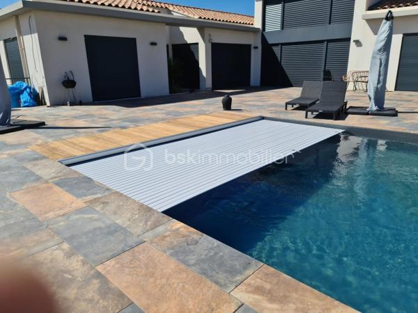 Découvrez cette somptueuse maison de 500 m² nichée en pleine campagne d'Aix-en-Provence, offrant un cadre de vie apaisant et raffiné. Cette propriété promet un style de vie luxueux avec ses espaces généreux et modernes.

Dotée de 12 pièces, dont 4 chambres, avec très belle suite parentale de 60m² environ. Cette maison sur 2 niveaux de plain-pied chacun, construite en 2021, propose une grande salle de séjour lumineuse avec une belle cheminée, une cuisine americaine équipée moderne avec îlot et 2 salles de d'eau wc. Profitez d'une superbe terrasse de 100m²Ouest, d'une piscine à débordements, sécurisée, d'une vue dégagée sur les collines du pays d'Aix et d'un environnement sans vis-à-vis pour des moments de détente tout en étant proche du centre ville.

Sécurisée et équipée d'une alarme avec enfumage, avec de nombreux stationnements, cette maison moderne et provençale à la fois, allie confort et praticité dans un quartier résidentiel calme. P’acher chauffant/rafraîchissant pompe à chaleur chauffe-eau thermodynamique 250l et cumulus 200l, Proche de toutes commodités y compris les transports, cette propriété est un véritable coup de cœur, avec une taxe foncière de 7000 €. Ne manquez pas votre chance de vivre l'exceptionnel à Aix-en-Provence.