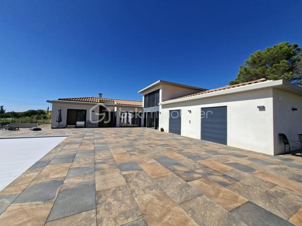 Découvrez cette somptueuse maison de 500 m² nichée en pleine campagne d'Aix-en-Provence, offrant un cadre de vie apaisant et raffiné. Cette propriété promet un style de vie luxueux avec ses espaces généreux et modernes.

Dotée de 12 pièces, dont 4 chambres, avec très belle suite parentale de 60m² environ. Cette maison sur 2 niveaux de plain-pied chacun, construite en 2021, propose une grande salle de séjour lumineuse avec une belle cheminée, une cuisine americaine équipée moderne avec îlot et 2 salles de d'eau wc. Profitez d'une superbe terrasse de 100m²Ouest, d'une piscine à débordements, sécurisée, d'une vue dégagée sur les collines du pays d'Aix et d'un environnement sans vis-à-vis pour des moments de détente tout en étant proche du centre ville.

Sécurisée et équipée d'une alarme avec enfumage, avec de nombreux stationnements, cette maison moderne et provençale à la fois, allie confort et praticité dans un quartier résidentiel calme. P’acher chauffant/rafraîchissant pompe à chaleur chauffe-eau thermodynamique 250l et cumulus 200l, Proche de toutes commodités y compris les transports, cette propriété est un véritable coup de cœur, avec une taxe foncière de 7000 €. Ne manquez pas votre chance de vivre l'exceptionnel à Aix-en-Provence.