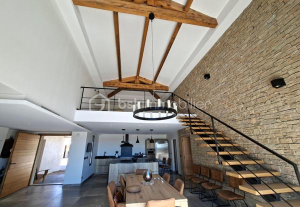 Découvrez cette somptueuse maison de 500 m² nichée en pleine campagne d'Aix-en-Provence, offrant un cadre de vie apaisant et raffiné. Cette propriété promet un style de vie luxueux avec ses espaces généreux et modernes.

Dotée de 12 pièces, dont 4 chambres, avec très belle suite parentale de 60m² environ. Cette maison sur 2 niveaux de plain-pied chacun, construite en 2021, propose une grande salle de séjour lumineuse avec une belle cheminée, une cuisine americaine équipée moderne avec îlot et 2 salles de d'eau wc. Profitez d'une superbe terrasse de 100m²Ouest, d'une piscine à débordements, sécurisée, d'une vue dégagée sur les collines du pays d'Aix et d'un environnement sans vis-à-vis pour des moments de détente tout en étant proche du centre ville.

Sécurisée et équipée d'une alarme avec enfumage, avec de nombreux stationnements, cette maison moderne et provençale à la fois, allie confort et praticité dans un quartier résidentiel calme. P’acher chauffant/rafraîchissant pompe à chaleur chauffe-eau thermodynamique 250l et cumulus 200l, Proche de toutes commodités y compris les transports, cette propriété est un véritable coup de cœur, avec une taxe foncière de 7000 €. Ne manquez pas votre chance de vivre l'exceptionnel à Aix-en-Provence.