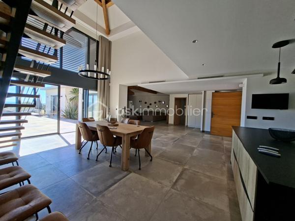 Découvrez cette somptueuse maison de 500 m² nichée en pleine campagne d'Aix-en-Provence, offrant un cadre de vie apaisant et raffiné. Cette propriété promet un style de vie luxueux avec ses espaces généreux et modernes.

Dotée de 12 pièces, dont 4 chambres, avec très belle suite parentale de 60m² environ. Cette maison sur 2 niveaux de plain-pied chacun, construite en 2021, propose une grande salle de séjour lumineuse avec une belle cheminée, une cuisine americaine équipée moderne avec îlot et 2 salles de d'eau wc. Profitez d'une superbe terrasse de 100m²Ouest, d'une piscine à débordements, sécurisée, d'une vue dégagée sur les collines du pays d'Aix et d'un environnement sans vis-à-vis pour des moments de détente tout en étant proche du centre ville.

Sécurisée et équipée d'une alarme avec enfumage, avec de nombreux stationnements, cette maison moderne et provençale à la fois, allie confort et praticité dans un quartier résidentiel calme. P’acher chauffant/rafraîchissant pompe à chaleur chauffe-eau thermodynamique 250l et cumulus 200l, Proche de toutes commodités y compris les transports, cette propriété est un véritable coup de cœur, avec une taxe foncière de 7000 €. Ne manquez pas votre chance de vivre l'exceptionnel à Aix-en-Provence.