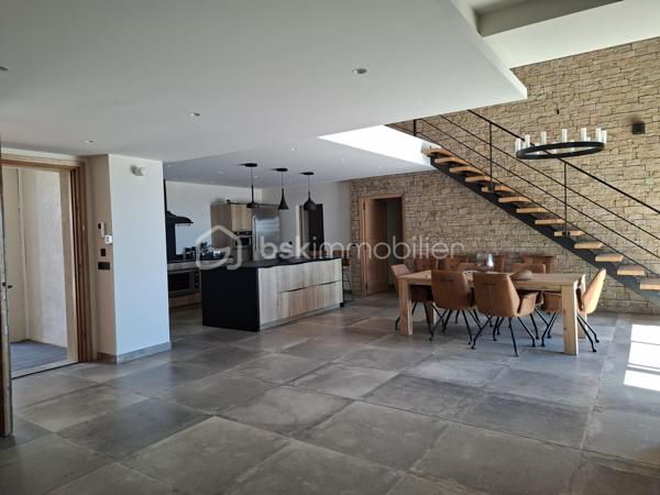 Découvrez cette somptueuse maison de 500 m² nichée en pleine campagne d'Aix-en-Provence, offrant un cadre de vie apaisant et raffiné. Cette propriété promet un style de vie luxueux avec ses espaces généreux et modernes.

Dotée de 12 pièces, dont 4 chambres, avec très belle suite parentale de 60m² environ. Cette maison sur 2 niveaux de plain-pied chacun, construite en 2021, propose une grande salle de séjour lumineuse avec une belle cheminée, une cuisine americaine équipée moderne avec îlot et 2 salles de d'eau wc. Profitez d'une superbe terrasse de 100m²Ouest, d'une piscine à débordements, sécurisée, d'une vue dégagée sur les collines du pays d'Aix et d'un environnement sans vis-à-vis pour des moments de détente tout en étant proche du centre ville.

Sécurisée et équipée d'une alarme avec enfumage, avec de nombreux stationnements, cette maison moderne et provençale à la fois, allie confort et praticité dans un quartier résidentiel calme. P’acher chauffant/rafraîchissant pompe à chaleur chauffe-eau thermodynamique 250l et cumulus 200l, Proche de toutes commodités y compris les transports, cette propriété est un véritable coup de cœur, avec une taxe foncière de 7000 €. Ne manquez pas votre chance de vivre l'exceptionnel à Aix-en-Provence.