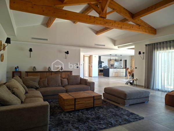Découvrez cette somptueuse maison de 500 m² nichée en pleine campagne d'Aix-en-Provence, offrant un cadre de vie apaisant et raffiné. Cette propriété promet un style de vie luxueux avec ses espaces généreux et modernes.

Dotée de 12 pièces, dont 4 chambres, avec très belle suite parentale de 60m² environ. Cette maison sur 2 niveaux de plain-pied chacun, construite en 2021, propose une grande salle de séjour lumineuse avec une belle cheminée, une cuisine americaine équipée moderne avec îlot et 2 salles de d'eau wc. Profitez d'une superbe terrasse de 100m²Ouest, d'une piscine à débordements, sécurisée, d'une vue dégagée sur les collines du pays d'Aix et d'un environnement sans vis-à-vis pour des moments de détente tout en étant proche du centre ville.

Sécurisée et équipée d'une alarme avec enfumage, avec de nombreux stationnements, cette maison moderne et provençale à la fois, allie confort et praticité dans un quartier résidentiel calme. P’acher chauffant/rafraîchissant pompe à chaleur chauffe-eau thermodynamique 250l et cumulus 200l, Proche de toutes commodités y compris les transports, cette propriété est un véritable coup de cœur, avec une taxe foncière de 7000 €. Ne manquez pas votre chance de vivre l'exceptionnel à Aix-en-Provence.