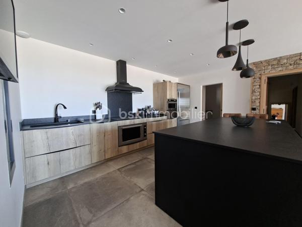Découvrez cette somptueuse maison de 500 m² nichée en pleine campagne d'Aix-en-Provence, offrant un cadre de vie apaisant et raffiné. Cette propriété promet un style de vie luxueux avec ses espaces généreux et modernes.

Dotée de 12 pièces, dont 4 chambres, avec très belle suite parentale de 60m² environ. Cette maison sur 2 niveaux de plain-pied chacun, construite en 2021, propose une grande salle de séjour lumineuse avec une belle cheminée, une cuisine americaine équipée moderne avec îlot et 2 salles de d'eau wc. Profitez d'une superbe terrasse de 100m²Ouest, d'une piscine à débordements, sécurisée, d'une vue dégagée sur les collines du pays d'Aix et d'un environnement sans vis-à-vis pour des moments de détente tout en étant proche du centre ville.

Sécurisée et équipée d'une alarme avec enfumage, avec de nombreux stationnements, cette maison moderne et provençale à la fois, allie confort et praticité dans un quartier résidentiel calme. P’acher chauffant/rafraîchissant pompe à chaleur chauffe-eau thermodynamique 250l et cumulus 200l, Proche de toutes commodités y compris les transports, cette propriété est un véritable coup de cœur, avec une taxe foncière de 7000 €. Ne manquez pas votre chance de vivre l'exceptionnel à Aix-en-Provence.