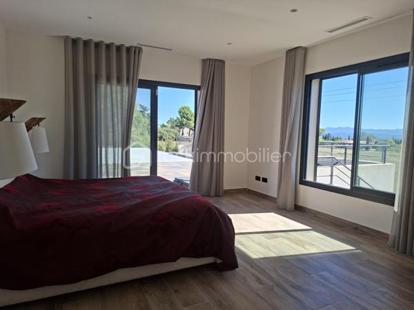 Découvrez cette somptueuse maison de 500 m² nichée en pleine campagne d'Aix-en-Provence, offrant un cadre de vie apaisant et raffiné. Cette propriété promet un style de vie luxueux avec ses espaces généreux et modernes.

Dotée de 12 pièces, dont 4 chambres, avec très belle suite parentale de 60m² environ. Cette maison sur 2 niveaux de plain-pied chacun, construite en 2021, propose une grande salle de séjour lumineuse avec une belle cheminée, une cuisine americaine équipée moderne avec îlot et 2 salles de d'eau wc. Profitez d'une superbe terrasse de 100m²Ouest, d'une piscine à débordements, sécurisée, d'une vue dégagée sur les collines du pays d'Aix et d'un environnement sans vis-à-vis pour des moments de détente tout en étant proche du centre ville.

Sécurisée et équipée d'une alarme avec enfumage, avec de nombreux stationnements, cette maison moderne et provençale à la fois, allie confort et praticité dans un quartier résidentiel calme. P’acher chauffant/rafraîchissant pompe à chaleur chauffe-eau thermodynamique 250l et cumulus 200l, Proche de toutes commodités y compris les transports, cette propriété est un véritable coup de cœur, avec une taxe foncière de 7000 €. Ne manquez pas votre chance de vivre l'exceptionnel à Aix-en-Provence.