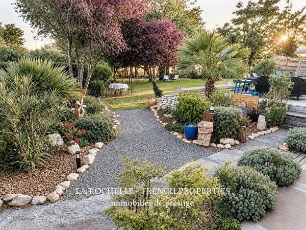 Maison de caractère de 190 m² avec piscine, dépendances et activité d'hôte — Marais Poitevin