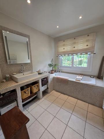 Vente                                                      Maison
                        
                     6 pièces                      131 m2                     à Luzarches