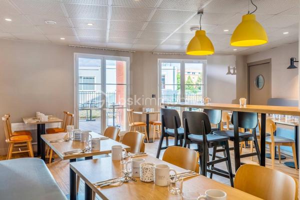 Idéalement situé à proximité du quartier d’affaires de Saint-Quentin-en-Yvelines, investissez dans ce T1 meublé de 23m2 situé au RDC avec terrasse privative, ainsi qu'avec un emplacement de parking privatif, le tout dans une splendide résidence de services entièrement rénovée en 2019. Ce bien génère un loyer de 3.602€ HT par an, soit une rentabilité brute de 7,83%. Loyers garantis 12 mois sur 12 par contrat de bail commercial. Placement sécurisé. Evitez toute fiscalité grâce au statut LMNP avec amortissement. Ce produit sera parfait pour une constitution de patrimoine et/ou un complément de revenu retraite. Photos d'un bien type ... A VOIR RAPIDEMENT !!!