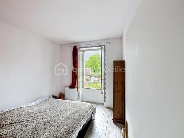 Grande maison familiale 

Maison familiale de caractère – 159 m² –  À seulement  15 minutes de Cergy Pontoise, idéalement située entre campagne verdoyante et accès rapide aux grands pôles recherchés du Val-d'Oise et des Yvelines.  Proche de Cergy, L'Isle-Adam, Pontoise, Conflans-Sainte-Honorine et aux portes des Yvelines, ce bien séduira les familles en quête d'espace, de calme et de nature sans s'éloigner des commodités.  Cadre privilégié, environnement recherché, forêt, randonnées et dépaysement assuré à moins d'une heure de Paris avec une gare à proximité ligne J.   Un cadre de vie rare et recherché . 
Derrière sa façade pleine de caractère, cette maison propose de beaux volumes et une organisation pensée pour la vie familiale :
-  5 chambres permettant d'accueillir famille, bureau ou espace invités
- Un séjour lumineux propice aux moments de partage 
- Une ambiance chaleureuse mêlant charme de l'ancien et potentiel d'aménagement
- une terrasse et un jardin pour profiter des beaux jours  

Un potentiel à exploiter selon vos envies :

Le bien dispose également d'un sous-sol total, offrant de nombreuses possibilités :
 -  espace de rangement important 
- atelier / bricolage 
- buanderie / espace technique 
- ou aménagement selon vos besoins  

Un environnement paisible  :

Située dans un environnement calme et résidentiel, cette maison bénéficie du cadre de vie recherché de Montgeroult :  
* village à taille humaine 
* tranquillité
 * qualité de vie à proximité des axes et commodités  
* cerise sur le gâteau  : une très belle vue