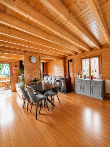 Vous rêvez d’un esprit chalet, du calme, de la nature… sans vous éloigner des commodités ? Découvrez ce charmant chalet T4 de 72 m², édifié sur une parcelle de 290 m², situé dans un environnement verdoyant, paisible et exposé plein Sud à Réau.

✨ Un intérieur chaleureux et parfaitement entretenu, Construit en 2004 et en très bon état général, ce chalet de bon standing offre :
Au rez-de-chaussée :
* Une belle pièce de vie lumineuse avec salon / salle à manger avec un poêle à pellets 
* Une cuisine ouverte aménagée et équipée
* Une chambre
* Une salle d’eau avec WC
* Des rangements
* Accès direct à la terrasse et au jardin

À l’étage :
* Deux chambres cosy sous pente, esprit cocooning garanti

Chauffage par radiateurs électriques récents et bien équipé d’une alarme. 

🌞 Un extérieur idéal pour profiter des beaux jours
* Terrasse de 15 m²
* Balcon
* Jardin au calme, sans vis-à-vis
* Stationnement pour 2 véhicules

💰 Des charges et une fiscalité très avantageuses
Le bien se situe dans une copropriété pleine de charme, rare sur le secteur, où se dégage un véritable air de vacances dans un environnement privilégié.
Les charges sont particulièrement faibles : 60 € / mois.
La taxe foncière est très attractive : 615 € / an.

📍 Un emplacement stratégique
* École primaire La Colombe dans la commune
* Gare de Savigny / Nandy à proximité
* Restaurants accessibles à pied
* Centres commerciaux Boissénart et Carré Sénart à moins de 10 minutes

 Pourquoi ce bien est un coup de cœur ? Parce qu’il offre le charme du bois, le calme, la lumière, un cadre de vie rare, avec des charges très faibles dans une copropriété à l’ambiance vacances. Un bien idéal pour une famille, un jeune couple, ou toute personne recherchant un cadre de vie apaisant.