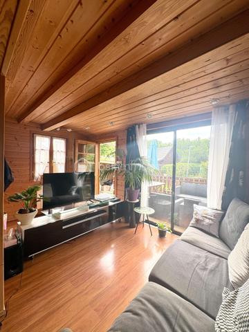Vous rêvez d’un esprit chalet, du calme, de la nature… sans vous éloigner des commodités ? Découvrez ce charmant chalet T4 de 72 m², édifié sur une parcelle de 290 m², situé dans un environnement verdoyant, paisible et exposé plein Sud à Réau.

✨ Un intérieur chaleureux et parfaitement entretenu, Construit en 2004 et en très bon état général, ce chalet de bon standing offre :
Au rez-de-chaussée :
* Une belle pièce de vie lumineuse avec salon / salle à manger avec un poêle à pellets 
* Une cuisine ouverte aménagée et équipée
* Une chambre
* Une salle d’eau avec WC
* Des rangements
* Accès direct à la terrasse et au jardin

À l’étage :
* Deux chambres cosy sous pente, esprit cocooning garanti

Chauffage par radiateurs électriques récents et bien équipé d’une alarme. 

🌞 Un extérieur idéal pour profiter des beaux jours
* Terrasse de 15 m²
* Balcon
* Jardin au calme, sans vis-à-vis
* Stationnement pour 2 véhicules

💰 Des charges et une fiscalité très avantageuses
Le bien se situe dans une copropriété pleine de charme, rare sur le secteur, où se dégage un véritable air de vacances dans un environnement privilégié.
Les charges sont particulièrement faibles : 60 € / mois.
La taxe foncière est très attractive : 615 € / an.

📍 Un emplacement stratégique
* École primaire La Colombe dans la commune
* Gare de Savigny / Nandy à proximité
* Restaurants accessibles à pied
* Centres commerciaux Boissénart et Carré Sénart à moins de 10 minutes

 Pourquoi ce bien est un coup de cœur ? Parce qu’il offre le charme du bois, le calme, la lumière, un cadre de vie rare, avec des charges très faibles dans une copropriété à l’ambiance vacances. Un bien idéal pour une famille, un jeune couple, ou toute personne recherchant un cadre de vie apaisant.