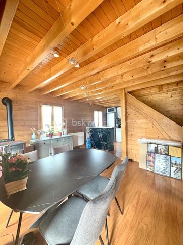 Vous rêvez d’un esprit chalet, du calme, de la nature… sans vous éloigner des commodités ? Découvrez ce charmant chalet T4 de 72 m², édifié sur une parcelle de 290 m², situé dans un environnement verdoyant, paisible et exposé plein Sud à Réau.

✨ Un intérieur chaleureux et parfaitement entretenu, Construit en 2004 et en très bon état général, ce chalet de bon standing offre :
Au rez-de-chaussée :
* Une belle pièce de vie lumineuse avec salon / salle à manger avec un poêle à pellets 
* Une cuisine ouverte aménagée et équipée
* Une chambre
* Une salle d’eau avec WC
* Des rangements
* Accès direct à la terrasse et au jardin

À l’étage :
* Deux chambres cosy sous pente, esprit cocooning garanti

Chauffage par radiateurs électriques récents et bien équipé d’une alarme. 

🌞 Un extérieur idéal pour profiter des beaux jours
* Terrasse de 15 m²
* Balcon
* Jardin au calme, sans vis-à-vis
* Stationnement pour 2 véhicules

💰 Des charges et une fiscalité très avantageuses
Le bien se situe dans une copropriété pleine de charme, rare sur le secteur, où se dégage un véritable air de vacances dans un environnement privilégié.
Les charges sont particulièrement faibles : 60 € / mois.
La taxe foncière est très attractive : 615 € / an.

📍 Un emplacement stratégique
* École primaire La Colombe dans la commune
* Gare de Savigny / Nandy à proximité
* Restaurants accessibles à pied
* Centres commerciaux Boissénart et Carré Sénart à moins de 10 minutes

 Pourquoi ce bien est un coup de cœur ? Parce qu’il offre le charme du bois, le calme, la lumière, un cadre de vie rare, avec des charges très faibles dans une copropriété à l’ambiance vacances. Un bien idéal pour une famille, un jeune couple, ou toute personne recherchant un cadre de vie apaisant.