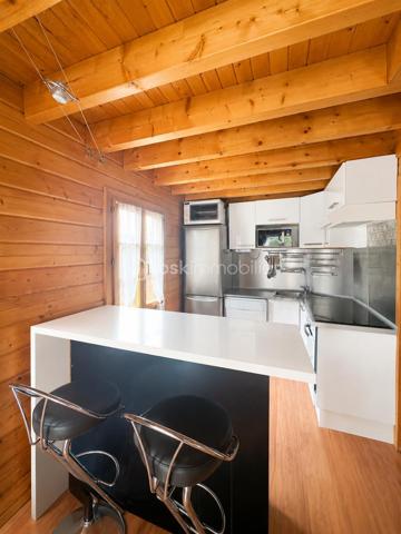 Vous rêvez d’un esprit chalet, du calme, de la nature… sans vous éloigner des commodités ? Découvrez ce charmant chalet T4 de 72 m², édifié sur une parcelle de 290 m², situé dans un environnement verdoyant, paisible et exposé plein Sud à Réau.

✨ Un intérieur chaleureux et parfaitement entretenu, Construit en 2004 et en très bon état général, ce chalet de bon standing offre :
Au rez-de-chaussée :
* Une belle pièce de vie lumineuse avec salon / salle à manger avec un poêle à pellets 
* Une cuisine ouverte aménagée et équipée
* Une chambre
* Une salle d’eau avec WC
* Des rangements
* Accès direct à la terrasse et au jardin

À l’étage :
* Deux chambres cosy sous pente, esprit cocooning garanti

Chauffage par radiateurs électriques récents et bien équipé d’une alarme. 

🌞 Un extérieur idéal pour profiter des beaux jours
* Terrasse de 15 m²
* Balcon
* Jardin au calme, sans vis-à-vis
* Stationnement pour 2 véhicules

💰 Des charges et une fiscalité très avantageuses
Le bien se situe dans une copropriété pleine de charme, rare sur le secteur, où se dégage un véritable air de vacances dans un environnement privilégié.
Les charges sont particulièrement faibles : 60 € / mois.
La taxe foncière est très attractive : 615 € / an.

📍 Un emplacement stratégique
* École primaire La Colombe dans la commune
* Gare de Savigny / Nandy à proximité
* Restaurants accessibles à pied
* Centres commerciaux Boissénart et Carré Sénart à moins de 10 minutes

 Pourquoi ce bien est un coup de cœur ? Parce qu’il offre le charme du bois, le calme, la lumière, un cadre de vie rare, avec des charges très faibles dans une copropriété à l’ambiance vacances. Un bien idéal pour une famille, un jeune couple, ou toute personne recherchant un cadre de vie apaisant.