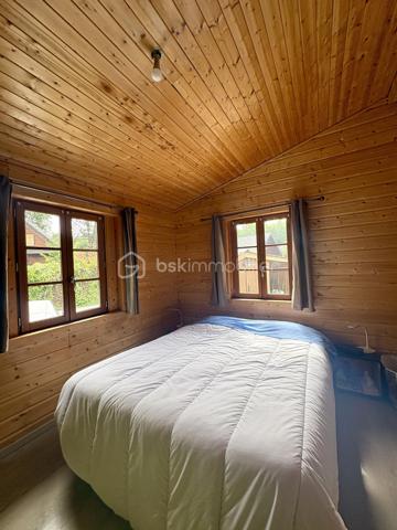 Vous rêvez d’un esprit chalet, du calme, de la nature… sans vous éloigner des commodités ? Découvrez ce charmant chalet T4 de 72 m², édifié sur une parcelle de 290 m², situé dans un environnement verdoyant, paisible et exposé plein Sud à Réau.

✨ Un intérieur chaleureux et parfaitement entretenu, Construit en 2004 et en très bon état général, ce chalet de bon standing offre :
Au rez-de-chaussée :
* Une belle pièce de vie lumineuse avec salon / salle à manger avec un poêle à pellets 
* Une cuisine ouverte aménagée et équipée
* Une chambre
* Une salle d’eau avec WC
* Des rangements
* Accès direct à la terrasse et au jardin

À l’étage :
* Deux chambres cosy sous pente, esprit cocooning garanti

Chauffage par radiateurs électriques récents et bien équipé d’une alarme. 

🌞 Un extérieur idéal pour profiter des beaux jours
* Terrasse de 15 m²
* Balcon
* Jardin au calme, sans vis-à-vis
* Stationnement pour 2 véhicules

💰 Des charges et une fiscalité très avantageuses
Le bien se situe dans une copropriété pleine de charme, rare sur le secteur, où se dégage un véritable air de vacances dans un environnement privilégié.
Les charges sont particulièrement faibles : 60 € / mois.
La taxe foncière est très attractive : 615 € / an.

📍 Un emplacement stratégique
* École primaire La Colombe dans la commune
* Gare de Savigny / Nandy à proximité
* Restaurants accessibles à pied
* Centres commerciaux Boissénart et Carré Sénart à moins de 10 minutes

 Pourquoi ce bien est un coup de cœur ? Parce qu’il offre le charme du bois, le calme, la lumière, un cadre de vie rare, avec des charges très faibles dans une copropriété à l’ambiance vacances. Un bien idéal pour une famille, un jeune couple, ou toute personne recherchant un cadre de vie apaisant.