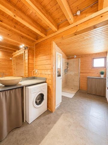 Vous rêvez d’un esprit chalet, du calme, de la nature… sans vous éloigner des commodités ? Découvrez ce charmant chalet T4 de 72 m², édifié sur une parcelle de 290 m², situé dans un environnement verdoyant, paisible et exposé plein Sud à Réau.

✨ Un intérieur chaleureux et parfaitement entretenu, Construit en 2004 et en très bon état général, ce chalet de bon standing offre :
Au rez-de-chaussée :
* Une belle pièce de vie lumineuse avec salon / salle à manger avec un poêle à pellets 
* Une cuisine ouverte aménagée et équipée
* Une chambre
* Une salle d’eau avec WC
* Des rangements
* Accès direct à la terrasse et au jardin

À l’étage :
* Deux chambres cosy sous pente, esprit cocooning garanti

Chauffage par radiateurs électriques récents et bien équipé d’une alarme. 

🌞 Un extérieur idéal pour profiter des beaux jours
* Terrasse de 15 m²
* Balcon
* Jardin au calme, sans vis-à-vis
* Stationnement pour 2 véhicules

💰 Des charges et une fiscalité très avantageuses
Le bien se situe dans une copropriété pleine de charme, rare sur le secteur, où se dégage un véritable air de vacances dans un environnement privilégié.
Les charges sont particulièrement faibles : 60 € / mois.
La taxe foncière est très attractive : 615 € / an.

📍 Un emplacement stratégique
* École primaire La Colombe dans la commune
* Gare de Savigny / Nandy à proximité
* Restaurants accessibles à pied
* Centres commerciaux Boissénart et Carré Sénart à moins de 10 minutes

 Pourquoi ce bien est un coup de cœur ? Parce qu’il offre le charme du bois, le calme, la lumière, un cadre de vie rare, avec des charges très faibles dans une copropriété à l’ambiance vacances. Un bien idéal pour une famille, un jeune couple, ou toute personne recherchant un cadre de vie apaisant.