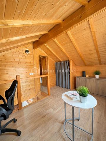 Vous rêvez d’un esprit chalet, du calme, de la nature… sans vous éloigner des commodités ? Découvrez ce charmant chalet T4 de 72 m², édifié sur une parcelle de 290 m², situé dans un environnement verdoyant, paisible et exposé plein Sud à Réau.

✨ Un intérieur chaleureux et parfaitement entretenu, Construit en 2004 et en très bon état général, ce chalet de bon standing offre :
Au rez-de-chaussée :
* Une belle pièce de vie lumineuse avec salon / salle à manger avec un poêle à pellets 
* Une cuisine ouverte aménagée et équipée
* Une chambre
* Une salle d’eau avec WC
* Des rangements
* Accès direct à la terrasse et au jardin

À l’étage :
* Deux chambres cosy sous pente, esprit cocooning garanti

Chauffage par radiateurs électriques récents et bien équipé d’une alarme. 

🌞 Un extérieur idéal pour profiter des beaux jours
* Terrasse de 15 m²
* Balcon
* Jardin au calme, sans vis-à-vis
* Stationnement pour 2 véhicules

💰 Des charges et une fiscalité très avantageuses
Le bien se situe dans une copropriété pleine de charme, rare sur le secteur, où se dégage un véritable air de vacances dans un environnement privilégié.
Les charges sont particulièrement faibles : 60 € / mois.
La taxe foncière est très attractive : 615 € / an.

📍 Un emplacement stratégique
* École primaire La Colombe dans la commune
* Gare de Savigny / Nandy à proximité
* Restaurants accessibles à pied
* Centres commerciaux Boissénart et Carré Sénart à moins de 10 minutes

 Pourquoi ce bien est un coup de cœur ? Parce qu’il offre le charme du bois, le calme, la lumière, un cadre de vie rare, avec des charges très faibles dans une copropriété à l’ambiance vacances. Un bien idéal pour une famille, un jeune couple, ou toute personne recherchant un cadre de vie apaisant.