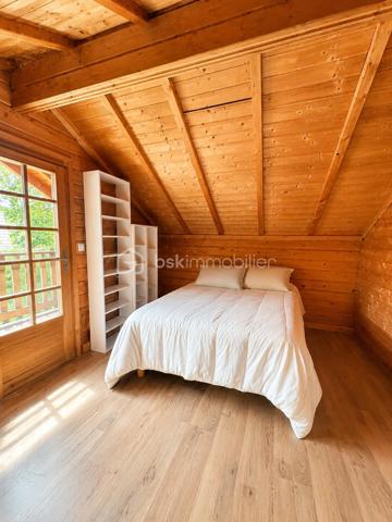 Vous rêvez d’un esprit chalet, du calme, de la nature… sans vous éloigner des commodités ? Découvrez ce charmant chalet T4 de 72 m², édifié sur une parcelle de 290 m², situé dans un environnement verdoyant, paisible et exposé plein Sud à Réau.

✨ Un intérieur chaleureux et parfaitement entretenu, Construit en 2004 et en très bon état général, ce chalet de bon standing offre :
Au rez-de-chaussée :
* Une belle pièce de vie lumineuse avec salon / salle à manger avec un poêle à pellets 
* Une cuisine ouverte aménagée et équipée
* Une chambre
* Une salle d’eau avec WC
* Des rangements
* Accès direct à la terrasse et au jardin

À l’étage :
* Deux chambres cosy sous pente, esprit cocooning garanti

Chauffage par radiateurs électriques récents et bien équipé d’une alarme. 

🌞 Un extérieur idéal pour profiter des beaux jours
* Terrasse de 15 m²
* Balcon
* Jardin au calme, sans vis-à-vis
* Stationnement pour 2 véhicules

💰 Des charges et une fiscalité très avantageuses
Le bien se situe dans une copropriété pleine de charme, rare sur le secteur, où se dégage un véritable air de vacances dans un environnement privilégié.
Les charges sont particulièrement faibles : 60 € / mois.
La taxe foncière est très attractive : 615 € / an.

📍 Un emplacement stratégique
* École primaire La Colombe dans la commune
* Gare de Savigny / Nandy à proximité
* Restaurants accessibles à pied
* Centres commerciaux Boissénart et Carré Sénart à moins de 10 minutes

 Pourquoi ce bien est un coup de cœur ? Parce qu’il offre le charme du bois, le calme, la lumière, un cadre de vie rare, avec des charges très faibles dans une copropriété à l’ambiance vacances. Un bien idéal pour une famille, un jeune couple, ou toute personne recherchant un cadre de vie apaisant.
