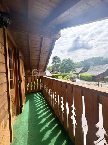 Vous rêvez d’un esprit chalet, du calme, de la nature… sans vous éloigner des commodités ? Découvrez ce charmant chalet T4 de 72 m², édifié sur une parcelle de 290 m², situé dans un environnement verdoyant, paisible et exposé plein Sud à Réau.

✨ Un intérieur chaleureux et parfaitement entretenu, Construit en 2004 et en très bon état général, ce chalet de bon standing offre :
Au rez-de-chaussée :
* Une belle pièce de vie lumineuse avec salon / salle à manger avec un poêle à pellets 
* Une cuisine ouverte aménagée et équipée
* Une chambre
* Une salle d’eau avec WC
* Des rangements
* Accès direct à la terrasse et au jardin

À l’étage :
* Deux chambres cosy sous pente, esprit cocooning garanti

Chauffage par radiateurs électriques récents et bien équipé d’une alarme. 

🌞 Un extérieur idéal pour profiter des beaux jours
* Terrasse de 15 m²
* Balcon
* Jardin au calme, sans vis-à-vis
* Stationnement pour 2 véhicules

💰 Des charges et une fiscalité très avantageuses
Le bien se situe dans une copropriété pleine de charme, rare sur le secteur, où se dégage un véritable air de vacances dans un environnement privilégié.
Les charges sont particulièrement faibles : 60 € / mois.
La taxe foncière est très attractive : 615 € / an.

📍 Un emplacement stratégique
* École primaire La Colombe dans la commune
* Gare de Savigny / Nandy à proximité
* Restaurants accessibles à pied
* Centres commerciaux Boissénart et Carré Sénart à moins de 10 minutes

 Pourquoi ce bien est un coup de cœur ? Parce qu’il offre le charme du bois, le calme, la lumière, un cadre de vie rare, avec des charges très faibles dans une copropriété à l’ambiance vacances. Un bien idéal pour une famille, un jeune couple, ou toute personne recherchant un cadre de vie apaisant.