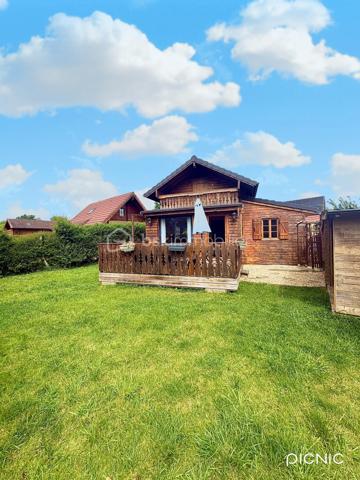 Vous rêvez d’un esprit chalet, du calme, de la nature… sans vous éloigner des commodités ? Découvrez ce charmant chalet T4 de 72 m², édifié sur une parcelle de 290 m², situé dans un environnement verdoyant, paisible et exposé plein Sud à Réau.

✨ Un intérieur chaleureux et parfaitement entretenu, Construit en 2004 et en très bon état général, ce chalet de bon standing offre :
Au rez-de-chaussée :
* Une belle pièce de vie lumineuse avec salon / salle à manger avec un poêle à pellets 
* Une cuisine ouverte aménagée et équipée
* Une chambre
* Une salle d’eau avec WC
* Des rangements
* Accès direct à la terrasse et au jardin

À l’étage :
* Deux chambres cosy sous pente, esprit cocooning garanti

Chauffage par radiateurs électriques récents et bien équipé d’une alarme. 

🌞 Un extérieur idéal pour profiter des beaux jours
* Terrasse de 15 m²
* Balcon
* Jardin au calme, sans vis-à-vis
* Stationnement pour 2 véhicules

💰 Des charges et une fiscalité très avantageuses
Le bien se situe dans une copropriété pleine de charme, rare sur le secteur, où se dégage un véritable air de vacances dans un environnement privilégié.
Les charges sont particulièrement faibles : 60 € / mois.
La taxe foncière est très attractive : 615 € / an.

📍 Un emplacement stratégique
* École primaire La Colombe dans la commune
* Gare de Savigny / Nandy à proximité
* Restaurants accessibles à pied
* Centres commerciaux Boissénart et Carré Sénart à moins de 10 minutes

 Pourquoi ce bien est un coup de cœur ? Parce qu’il offre le charme du bois, le calme, la lumière, un cadre de vie rare, avec des charges très faibles dans une copropriété à l’ambiance vacances. Un bien idéal pour une famille, un jeune couple, ou toute personne recherchant un cadre de vie apaisant.