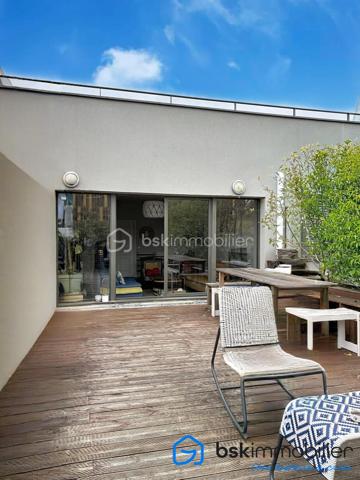 Une adresse confidentielle, un art de vivre d'exception.
Au cœur de l'un des quartiers les plus prisés de Boulogne-Billancourt, découvrez ce remarquable appartement de 106,53 m², niché au sein d'une résidence de standing. Un bien rare, conjuguant élégance, confort et prestations haut de gamme.

Dès l'entrée, les volumes généreux et la lumière naturelle révèlent un intérieur raffiné. La vaste pièce de réception, sublimée par de larges ouvertures, s'ouvre sur une superbe terrasse, véritable prolongement de l'espace de vie, idéale pour profiter de moments privilégiés en toute intimité.

La cuisine, aux lignes contemporaines et aux finitions soignées, s'intègre harmonieusement à l'ensemble, offrant un cadre convivial pour recevoir.

L'espace nuit a été conçu pour préserver le confort de chacun, avec de belles chambres, dont une élégante suite parentale, ainsi que des salles d'eau aux prestations de qualité. Les nombreux rangements sur mesure renforcent la fonctionnalité de ce bien d'exception.

Prestations
106,53 m² habitables
Grande terrasse
Belle pièce de réception baignée de lumière
Résidence de standing sécurisée
2 places de parking privatives en sous-sol
3 caves, un atout exceptionnel et particulièrement rare sur le secteur
Nombreux rangements
Ascenseur
Prestations de qualité

Idéalement situé, cet appartement bénéficie d'un environnement privilégié, à proximité immédiate des commerces, des écoles réputées, des transports et des espaces verts, tout en offrant un cadre de vie calme et recherché aux portes de Paris.

Un bien destiné à une clientèle exigeante, en quête d'une résidence principale ou d'un pied-à-terre alliant prestige, confort et emplacement de premier ordre.

Visite virtuelle disponible sur demande.

Prix : 1 650 000 € HAI

Pour toute information complémentaire ou organiser une visite privée, contactez :

Laurène Finck
Conseillère en immobilier – BSK Immobilier

"Parce que certains biens ne se contentent pas d'être visités : ils se découvrent et se ressentent."