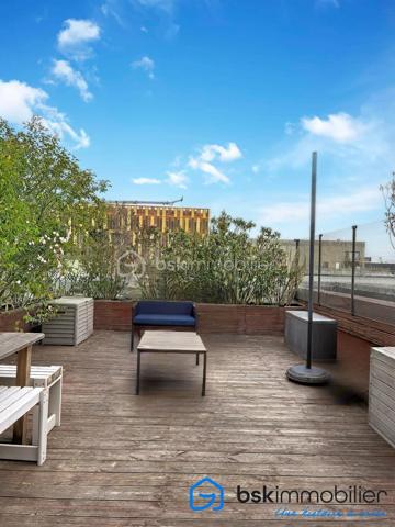 Une adresse confidentielle, un art de vivre d'exception.
Au cœur de l'un des quartiers les plus prisés de Boulogne-Billancourt, découvrez ce remarquable appartement de 106,53 m², niché au sein d'une résidence de standing. Un bien rare, conjuguant élégance, confort et prestations haut de gamme.

Dès l'entrée, les volumes généreux et la lumière naturelle révèlent un intérieur raffiné. La vaste pièce de réception, sublimée par de larges ouvertures, s'ouvre sur une superbe terrasse, véritable prolongement de l'espace de vie, idéale pour profiter de moments privilégiés en toute intimité.

La cuisine, aux lignes contemporaines et aux finitions soignées, s'intègre harmonieusement à l'ensemble, offrant un cadre convivial pour recevoir.

L'espace nuit a été conçu pour préserver le confort de chacun, avec de belles chambres, dont une élégante suite parentale, ainsi que des salles d'eau aux prestations de qualité. Les nombreux rangements sur mesure renforcent la fonctionnalité de ce bien d'exception.

Prestations
106,53 m² habitables
Grande terrasse
Belle pièce de réception baignée de lumière
Résidence de standing sécurisée
2 places de parking privatives en sous-sol
3 caves, un atout exceptionnel et particulièrement rare sur le secteur
Nombreux rangements
Ascenseur
Prestations de qualité

Idéalement situé, cet appartement bénéficie d'un environnement privilégié, à proximité immédiate des commerces, des écoles réputées, des transports et des espaces verts, tout en offrant un cadre de vie calme et recherché aux portes de Paris.

Un bien destiné à une clientèle exigeante, en quête d'une résidence principale ou d'un pied-à-terre alliant prestige, confort et emplacement de premier ordre.

Visite virtuelle disponible sur demande.

Prix : 1 650 000 € HAI

Pour toute information complémentaire ou organiser une visite privée, contactez :

Laurène Finck
Conseillère en immobilier – BSK Immobilier

"Parce que certains biens ne se contentent pas d'être visités : ils se découvrent et se ressentent."