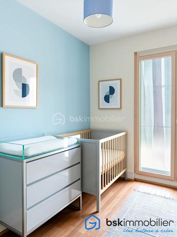 Une adresse confidentielle, un art de vivre d'exception.
Au cœur de l'un des quartiers les plus prisés de Boulogne-Billancourt, découvrez ce remarquable appartement de 106,53 m², niché au sein d'une résidence de standing. Un bien rare, conjuguant élégance, confort et prestations haut de gamme.

Dès l'entrée, les volumes généreux et la lumière naturelle révèlent un intérieur raffiné. La vaste pièce de réception, sublimée par de larges ouvertures, s'ouvre sur une superbe terrasse, véritable prolongement de l'espace de vie, idéale pour profiter de moments privilégiés en toute intimité.

La cuisine, aux lignes contemporaines et aux finitions soignées, s'intègre harmonieusement à l'ensemble, offrant un cadre convivial pour recevoir.

L'espace nuit a été conçu pour préserver le confort de chacun, avec de belles chambres, dont une élégante suite parentale, ainsi que des salles d'eau aux prestations de qualité. Les nombreux rangements sur mesure renforcent la fonctionnalité de ce bien d'exception.

Prestations
106,53 m² habitables
Grande terrasse
Belle pièce de réception baignée de lumière
Résidence de standing sécurisée
2 places de parking privatives en sous-sol
3 caves, un atout exceptionnel et particulièrement rare sur le secteur
Nombreux rangements
Ascenseur
Prestations de qualité

Idéalement situé, cet appartement bénéficie d'un environnement privilégié, à proximité immédiate des commerces, des écoles réputées, des transports et des espaces verts, tout en offrant un cadre de vie calme et recherché aux portes de Paris.

Un bien destiné à une clientèle exigeante, en quête d'une résidence principale ou d'un pied-à-terre alliant prestige, confort et emplacement de premier ordre.

Visite virtuelle disponible sur demande.

Prix : 1 650 000 € HAI

Pour toute information complémentaire ou organiser une visite privée, contactez :

Laurène Finck
Conseillère en immobilier – BSK Immobilier

"Parce que certains biens ne se contentent pas d'être visités : ils se découvrent et se ressentent."