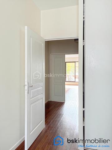 Une adresse confidentielle, un art de vivre d'exception.
Au cœur de l'un des quartiers les plus prisés de Boulogne-Billancourt, découvrez ce remarquable appartement de 106,53 m², niché au sein d'une résidence de standing. Un bien rare, conjuguant élégance, confort et prestations haut de gamme.

Dès l'entrée, les volumes généreux et la lumière naturelle révèlent un intérieur raffiné. La vaste pièce de réception, sublimée par de larges ouvertures, s'ouvre sur une superbe terrasse, véritable prolongement de l'espace de vie, idéale pour profiter de moments privilégiés en toute intimité.

La cuisine, aux lignes contemporaines et aux finitions soignées, s'intègre harmonieusement à l'ensemble, offrant un cadre convivial pour recevoir.

L'espace nuit a été conçu pour préserver le confort de chacun, avec de belles chambres, dont une élégante suite parentale, ainsi que des salles d'eau aux prestations de qualité. Les nombreux rangements sur mesure renforcent la fonctionnalité de ce bien d'exception.

Prestations
106,53 m² habitables
Grande terrasse
Belle pièce de réception baignée de lumière
Résidence de standing sécurisée
2 places de parking privatives en sous-sol
3 caves, un atout exceptionnel et particulièrement rare sur le secteur
Nombreux rangements
Ascenseur
Prestations de qualité

Idéalement situé, cet appartement bénéficie d'un environnement privilégié, à proximité immédiate des commerces, des écoles réputées, des transports et des espaces verts, tout en offrant un cadre de vie calme et recherché aux portes de Paris.

Un bien destiné à une clientèle exigeante, en quête d'une résidence principale ou d'un pied-à-terre alliant prestige, confort et emplacement de premier ordre.

Visite virtuelle disponible sur demande.

Prix : 1 650 000 € HAI

Pour toute information complémentaire ou organiser une visite privée, contactez :

Laurène Finck
Conseillère en immobilier – BSK Immobilier

"Parce que certains biens ne se contentent pas d'être visités : ils se découvrent et se ressentent."