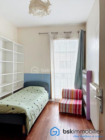 Une adresse confidentielle, un art de vivre d'exception.
Au cœur de l'un des quartiers les plus prisés de Boulogne-Billancourt, découvrez ce remarquable appartement de 106,53 m², niché au sein d'une résidence de standing. Un bien rare, conjuguant élégance, confort et prestations haut de gamme.

Dès l'entrée, les volumes généreux et la lumière naturelle révèlent un intérieur raffiné. La vaste pièce de réception, sublimée par de larges ouvertures, s'ouvre sur une superbe terrasse, véritable prolongement de l'espace de vie, idéale pour profiter de moments privilégiés en toute intimité.

La cuisine, aux lignes contemporaines et aux finitions soignées, s'intègre harmonieusement à l'ensemble, offrant un cadre convivial pour recevoir.

L'espace nuit a été conçu pour préserver le confort de chacun, avec de belles chambres, dont une élégante suite parentale, ainsi que des salles d'eau aux prestations de qualité. Les nombreux rangements sur mesure renforcent la fonctionnalité de ce bien d'exception.

Prestations
106,53 m² habitables
Grande terrasse
Belle pièce de réception baignée de lumière
Résidence de standing sécurisée
2 places de parking privatives en sous-sol
3 caves, un atout exceptionnel et particulièrement rare sur le secteur
Nombreux rangements
Ascenseur
Prestations de qualité

Idéalement situé, cet appartement bénéficie d'un environnement privilégié, à proximité immédiate des commerces, des écoles réputées, des transports et des espaces verts, tout en offrant un cadre de vie calme et recherché aux portes de Paris.

Un bien destiné à une clientèle exigeante, en quête d'une résidence principale ou d'un pied-à-terre alliant prestige, confort et emplacement de premier ordre.

Visite virtuelle disponible sur demande.

Prix : 1 650 000 € HAI

Pour toute information complémentaire ou organiser une visite privée, contactez :

Laurène Finck
Conseillère en immobilier – BSK Immobilier

"Parce que certains biens ne se contentent pas d'être visités : ils se découvrent et se ressentent."