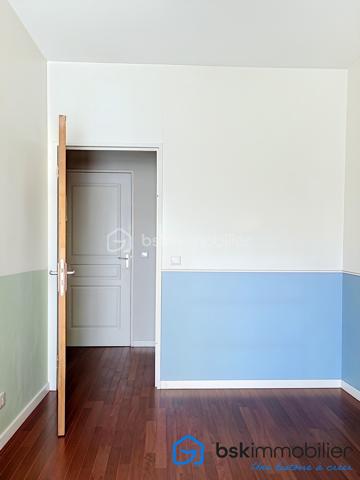Une adresse confidentielle, un art de vivre d'exception.
Au cœur de l'un des quartiers les plus prisés de Boulogne-Billancourt, découvrez ce remarquable appartement de 106,53 m², niché au sein d'une résidence de standing. Un bien rare, conjuguant élégance, confort et prestations haut de gamme.

Dès l'entrée, les volumes généreux et la lumière naturelle révèlent un intérieur raffiné. La vaste pièce de réception, sublimée par de larges ouvertures, s'ouvre sur une superbe terrasse, véritable prolongement de l'espace de vie, idéale pour profiter de moments privilégiés en toute intimité.

La cuisine, aux lignes contemporaines et aux finitions soignées, s'intègre harmonieusement à l'ensemble, offrant un cadre convivial pour recevoir.

L'espace nuit a été conçu pour préserver le confort de chacun, avec de belles chambres, dont une élégante suite parentale, ainsi que des salles d'eau aux prestations de qualité. Les nombreux rangements sur mesure renforcent la fonctionnalité de ce bien d'exception.

Prestations
106,53 m² habitables
Grande terrasse
Belle pièce de réception baignée de lumière
Résidence de standing sécurisée
2 places de parking privatives en sous-sol
3 caves, un atout exceptionnel et particulièrement rare sur le secteur
Nombreux rangements
Ascenseur
Prestations de qualité

Idéalement situé, cet appartement bénéficie d'un environnement privilégié, à proximité immédiate des commerces, des écoles réputées, des transports et des espaces verts, tout en offrant un cadre de vie calme et recherché aux portes de Paris.

Un bien destiné à une clientèle exigeante, en quête d'une résidence principale ou d'un pied-à-terre alliant prestige, confort et emplacement de premier ordre.

Visite virtuelle disponible sur demande.

Prix : 1 650 000 € HAI

Pour toute information complémentaire ou organiser une visite privée, contactez :

Laurène Finck
Conseillère en immobilier – BSK Immobilier

"Parce que certains biens ne se contentent pas d'être visités : ils se découvrent et se ressentent."