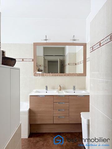 Une adresse confidentielle, un art de vivre d'exception.
Au cœur de l'un des quartiers les plus prisés de Boulogne-Billancourt, découvrez ce remarquable appartement de 106,53 m², niché au sein d'une résidence de standing. Un bien rare, conjuguant élégance, confort et prestations haut de gamme.

Dès l'entrée, les volumes généreux et la lumière naturelle révèlent un intérieur raffiné. La vaste pièce de réception, sublimée par de larges ouvertures, s'ouvre sur une superbe terrasse, véritable prolongement de l'espace de vie, idéale pour profiter de moments privilégiés en toute intimité.

La cuisine, aux lignes contemporaines et aux finitions soignées, s'intègre harmonieusement à l'ensemble, offrant un cadre convivial pour recevoir.

L'espace nuit a été conçu pour préserver le confort de chacun, avec de belles chambres, dont une élégante suite parentale, ainsi que des salles d'eau aux prestations de qualité. Les nombreux rangements sur mesure renforcent la fonctionnalité de ce bien d'exception.

Prestations
106,53 m² habitables
Grande terrasse
Belle pièce de réception baignée de lumière
Résidence de standing sécurisée
2 places de parking privatives en sous-sol
3 caves, un atout exceptionnel et particulièrement rare sur le secteur
Nombreux rangements
Ascenseur
Prestations de qualité

Idéalement situé, cet appartement bénéficie d'un environnement privilégié, à proximité immédiate des commerces, des écoles réputées, des transports et des espaces verts, tout en offrant un cadre de vie calme et recherché aux portes de Paris.

Un bien destiné à une clientèle exigeante, en quête d'une résidence principale ou d'un pied-à-terre alliant prestige, confort et emplacement de premier ordre.

Visite virtuelle disponible sur demande.

Prix : 1 650 000 € HAI

Pour toute information complémentaire ou organiser une visite privée, contactez :

Laurène Finck
Conseillère en immobilier – BSK Immobilier

"Parce que certains biens ne se contentent pas d'être visités : ils se découvrent et se ressentent."