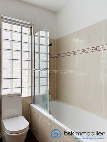 Une adresse confidentielle, un art de vivre d'exception.
Au cœur de l'un des quartiers les plus prisés de Boulogne-Billancourt, découvrez ce remarquable appartement de 106,53 m², niché au sein d'une résidence de standing. Un bien rare, conjuguant élégance, confort et prestations haut de gamme.

Dès l'entrée, les volumes généreux et la lumière naturelle révèlent un intérieur raffiné. La vaste pièce de réception, sublimée par de larges ouvertures, s'ouvre sur une superbe terrasse, véritable prolongement de l'espace de vie, idéale pour profiter de moments privilégiés en toute intimité.

La cuisine, aux lignes contemporaines et aux finitions soignées, s'intègre harmonieusement à l'ensemble, offrant un cadre convivial pour recevoir.

L'espace nuit a été conçu pour préserver le confort de chacun, avec de belles chambres, dont une élégante suite parentale, ainsi que des salles d'eau aux prestations de qualité. Les nombreux rangements sur mesure renforcent la fonctionnalité de ce bien d'exception.

Prestations
106,53 m² habitables
Grande terrasse
Belle pièce de réception baignée de lumière
Résidence de standing sécurisée
2 places de parking privatives en sous-sol
3 caves, un atout exceptionnel et particulièrement rare sur le secteur
Nombreux rangements
Ascenseur
Prestations de qualité

Idéalement situé, cet appartement bénéficie d'un environnement privilégié, à proximité immédiate des commerces, des écoles réputées, des transports et des espaces verts, tout en offrant un cadre de vie calme et recherché aux portes de Paris.

Un bien destiné à une clientèle exigeante, en quête d'une résidence principale ou d'un pied-à-terre alliant prestige, confort et emplacement de premier ordre.

Visite virtuelle disponible sur demande.

Prix : 1 650 000 € HAI

Pour toute information complémentaire ou organiser une visite privée, contactez :

Laurène Finck
Conseillère en immobilier – BSK Immobilier

"Parce que certains biens ne se contentent pas d'être visités : ils se découvrent et se ressentent."