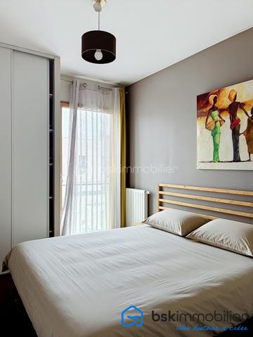 Une adresse confidentielle, un art de vivre d'exception.
Au cœur de l'un des quartiers les plus prisés de Boulogne-Billancourt, découvrez ce remarquable appartement de 106,53 m², niché au sein d'une résidence de standing. Un bien rare, conjuguant élégance, confort et prestations haut de gamme.

Dès l'entrée, les volumes généreux et la lumière naturelle révèlent un intérieur raffiné. La vaste pièce de réception, sublimée par de larges ouvertures, s'ouvre sur une superbe terrasse, véritable prolongement de l'espace de vie, idéale pour profiter de moments privilégiés en toute intimité.

La cuisine, aux lignes contemporaines et aux finitions soignées, s'intègre harmonieusement à l'ensemble, offrant un cadre convivial pour recevoir.

L'espace nuit a été conçu pour préserver le confort de chacun, avec de belles chambres, dont une élégante suite parentale, ainsi que des salles d'eau aux prestations de qualité. Les nombreux rangements sur mesure renforcent la fonctionnalité de ce bien d'exception.

Prestations
106,53 m² habitables
Grande terrasse
Belle pièce de réception baignée de lumière
Résidence de standing sécurisée
2 places de parking privatives en sous-sol
3 caves, un atout exceptionnel et particulièrement rare sur le secteur
Nombreux rangements
Ascenseur
Prestations de qualité

Idéalement situé, cet appartement bénéficie d'un environnement privilégié, à proximité immédiate des commerces, des écoles réputées, des transports et des espaces verts, tout en offrant un cadre de vie calme et recherché aux portes de Paris.

Un bien destiné à une clientèle exigeante, en quête d'une résidence principale ou d'un pied-à-terre alliant prestige, confort et emplacement de premier ordre.

Visite virtuelle disponible sur demande.

Prix : 1 650 000 € HAI

Pour toute information complémentaire ou organiser une visite privée, contactez :

Laurène Finck
Conseillère en immobilier – BSK Immobilier

"Parce que certains biens ne se contentent pas d'être visités : ils se découvrent et se ressentent."