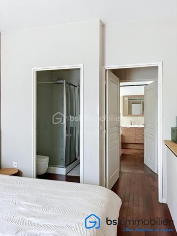 Une adresse confidentielle, un art de vivre d'exception.
Au cœur de l'un des quartiers les plus prisés de Boulogne-Billancourt, découvrez ce remarquable appartement de 106,53 m², niché au sein d'une résidence de standing. Un bien rare, conjuguant élégance, confort et prestations haut de gamme.

Dès l'entrée, les volumes généreux et la lumière naturelle révèlent un intérieur raffiné. La vaste pièce de réception, sublimée par de larges ouvertures, s'ouvre sur une superbe terrasse, véritable prolongement de l'espace de vie, idéale pour profiter de moments privilégiés en toute intimité.

La cuisine, aux lignes contemporaines et aux finitions soignées, s'intègre harmonieusement à l'ensemble, offrant un cadre convivial pour recevoir.

L'espace nuit a été conçu pour préserver le confort de chacun, avec de belles chambres, dont une élégante suite parentale, ainsi que des salles d'eau aux prestations de qualité. Les nombreux rangements sur mesure renforcent la fonctionnalité de ce bien d'exception.

Prestations
106,53 m² habitables
Grande terrasse
Belle pièce de réception baignée de lumière
Résidence de standing sécurisée
2 places de parking privatives en sous-sol
3 caves, un atout exceptionnel et particulièrement rare sur le secteur
Nombreux rangements
Ascenseur
Prestations de qualité

Idéalement situé, cet appartement bénéficie d'un environnement privilégié, à proximité immédiate des commerces, des écoles réputées, des transports et des espaces verts, tout en offrant un cadre de vie calme et recherché aux portes de Paris.

Un bien destiné à une clientèle exigeante, en quête d'une résidence principale ou d'un pied-à-terre alliant prestige, confort et emplacement de premier ordre.

Visite virtuelle disponible sur demande.

Prix : 1 650 000 € HAI

Pour toute information complémentaire ou organiser une visite privée, contactez :

Laurène Finck
Conseillère en immobilier – BSK Immobilier

"Parce que certains biens ne se contentent pas d'être visités : ils se découvrent et se ressentent."